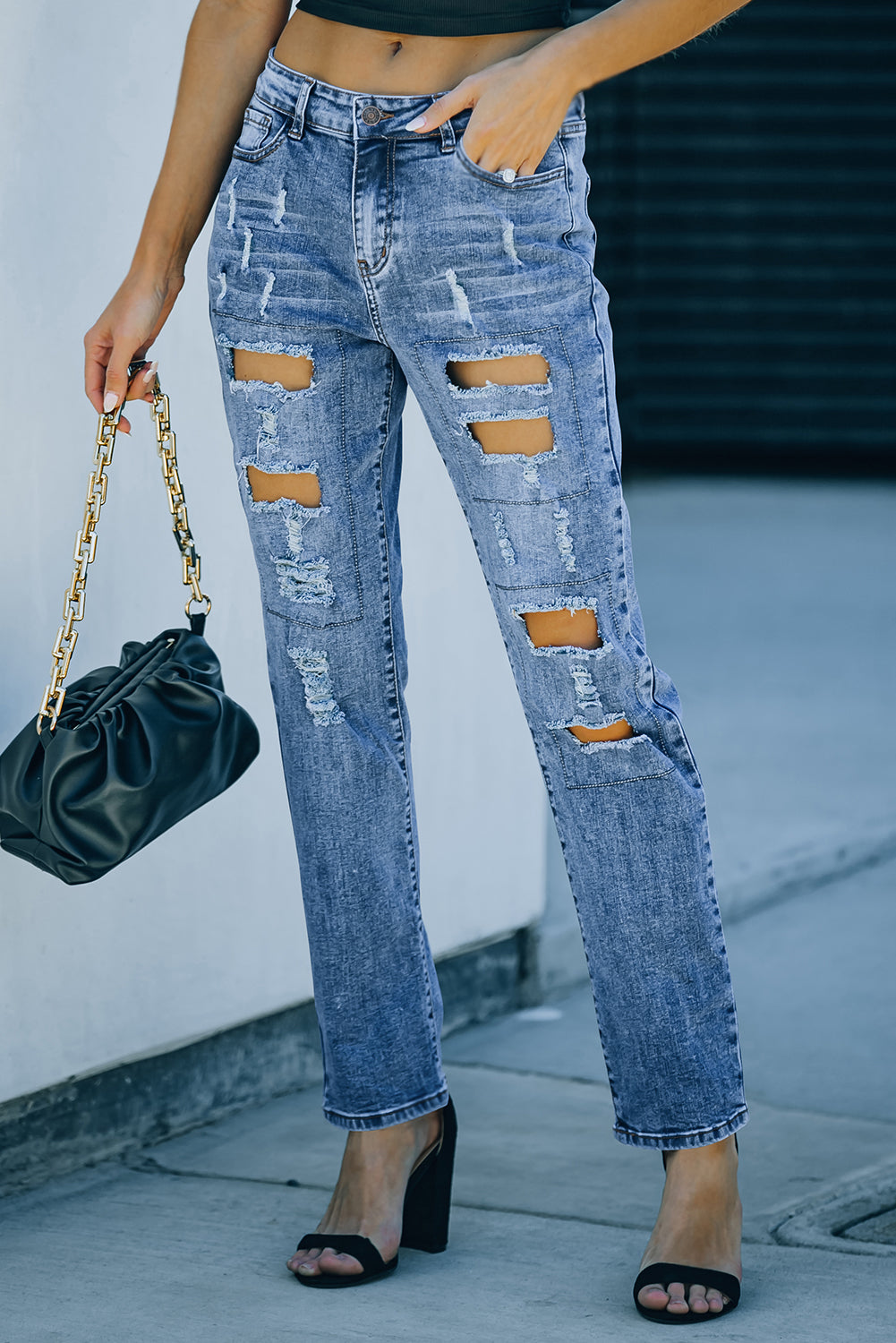 Jeans desgastados com bolsos abotoados cinza