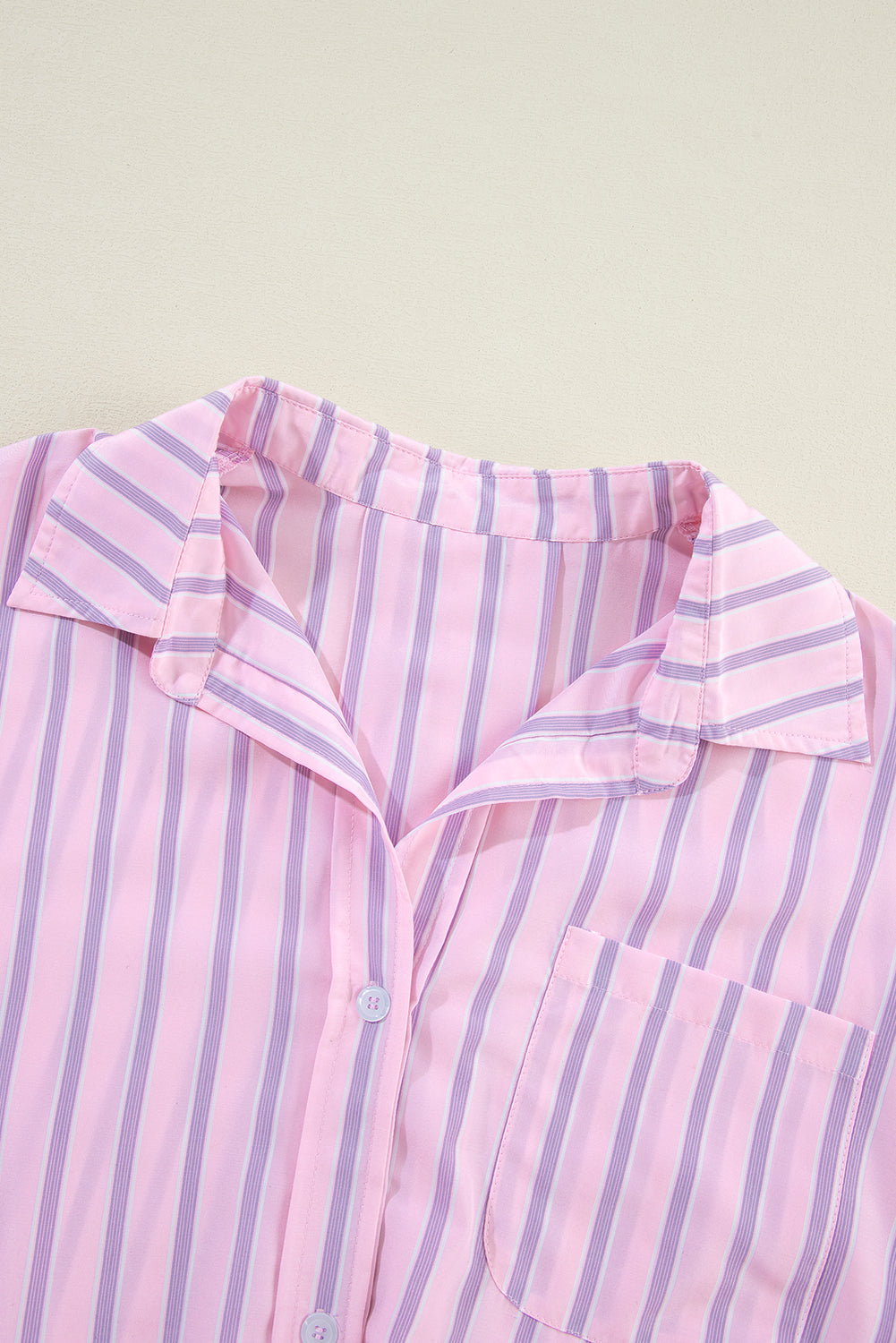 Camisa casual listrada rosa com bolso no peito