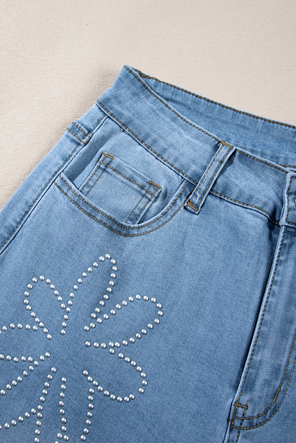 Jeans de perna larga com decoração floral azul claro com strass e cintura alta