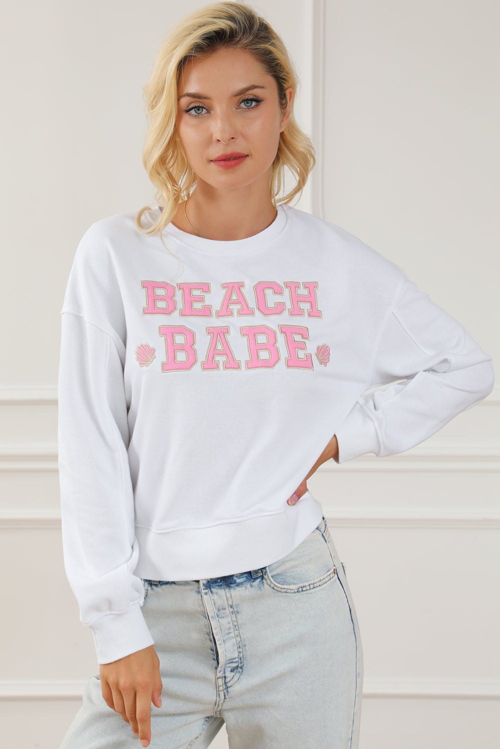 Moletom casual branco BEACH BABE com slogan gráfico