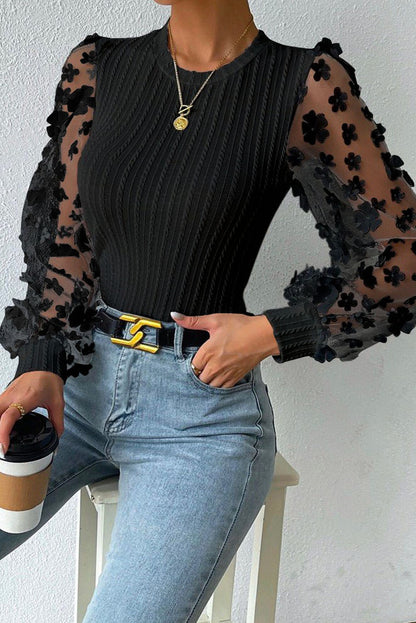 Blusa de malha texturizada com apliques florais pretos e mangas de malha