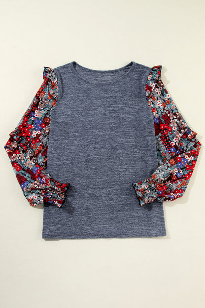 Blusa azul com babados e manga floral com gola redonda