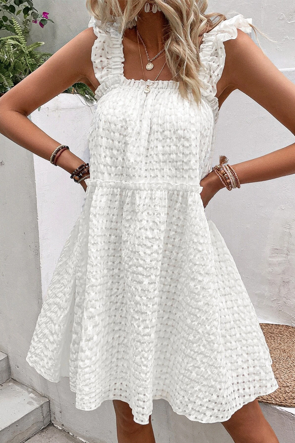 Vestido branco xadrez com babados e alças fluidas sem mangas