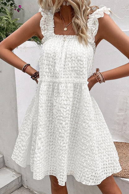 Vestido branco xadrez com babados e alças fluidas sem mangas