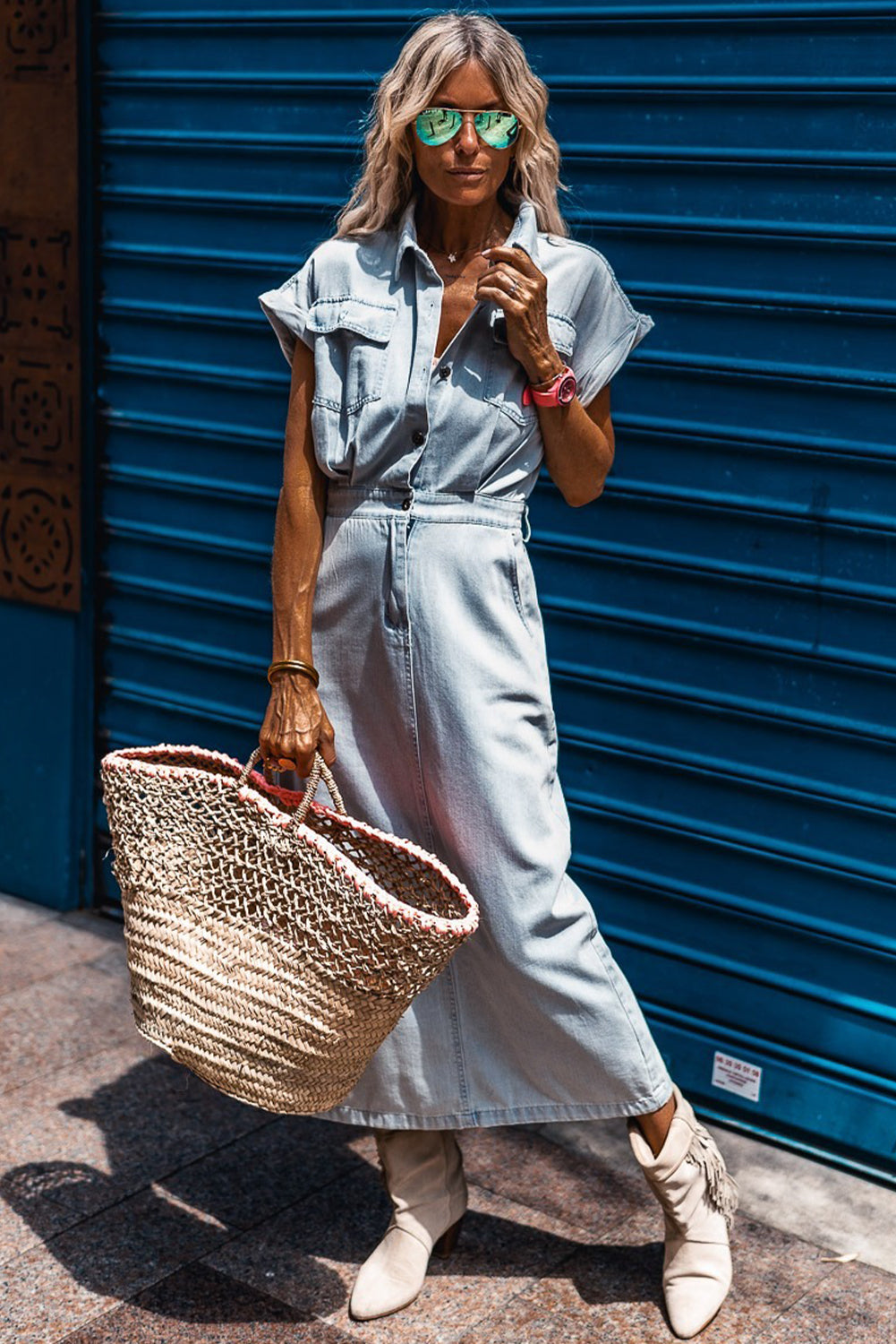 Vestido jeans azul Beau com manga morcego curta e fenda nas costas