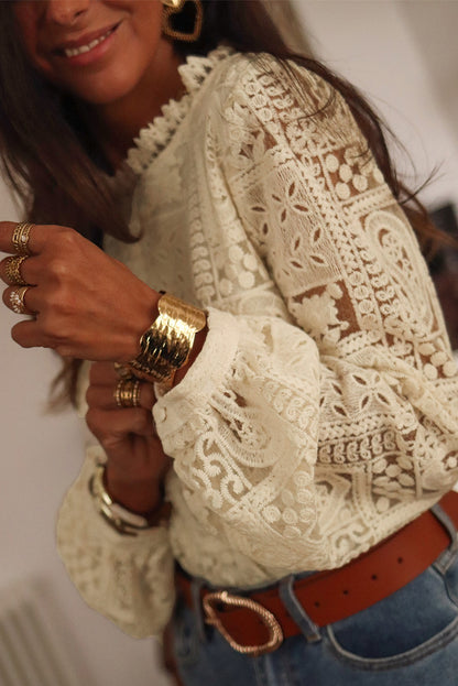 Blouse beige en dentelle mélangée à motif cachemire et col à volants