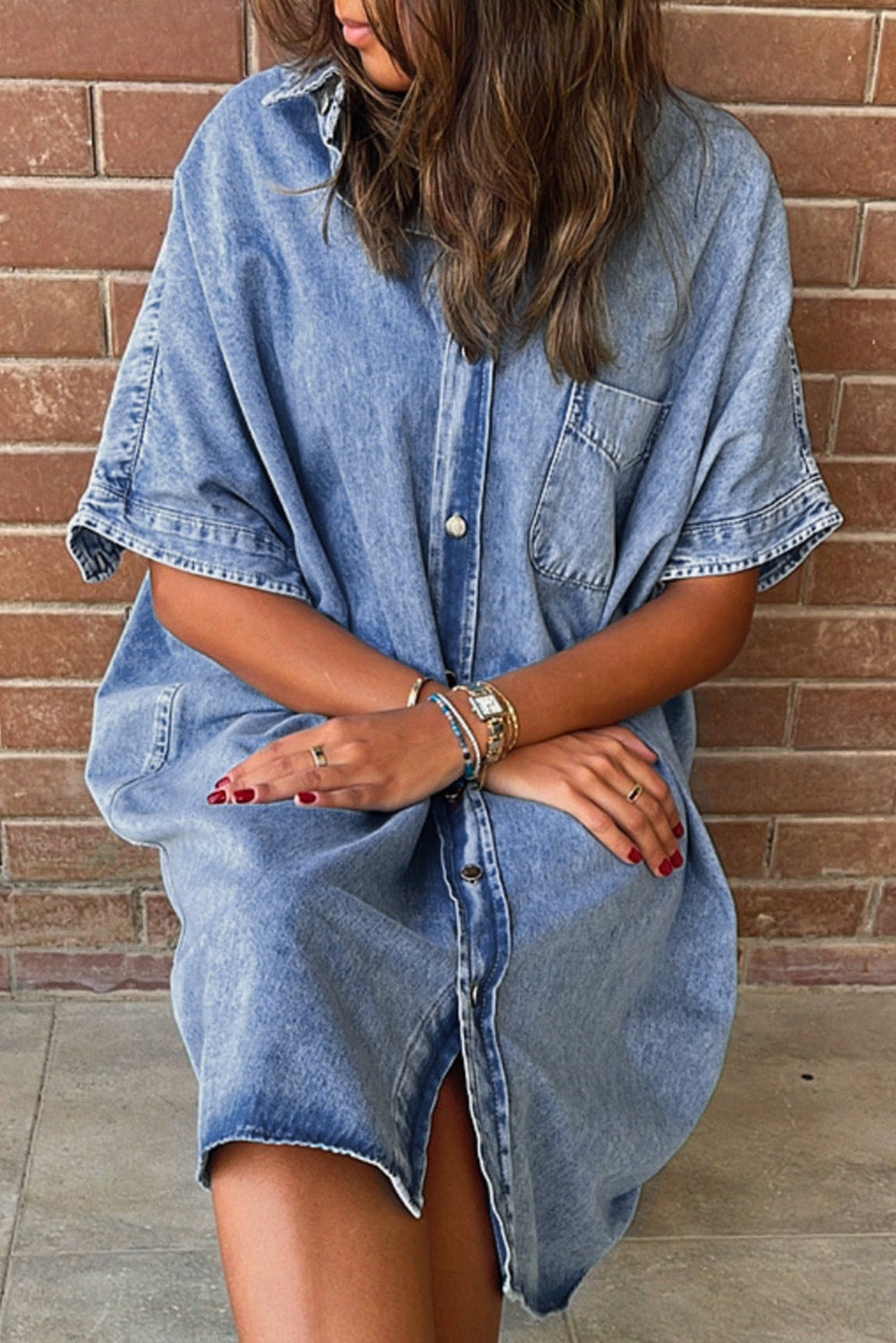 Robe chemise en chambray bleu clair à manches courtes et à lavage moyen