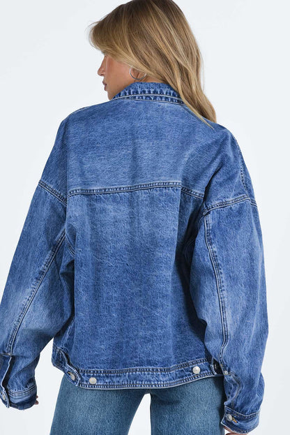 Jaqueta jeans solta com bolsos no peito cinza e ombro caído