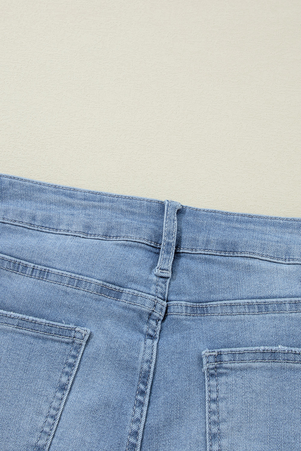 Jeans rasgados com zíper e botão assimétrico de cintura alta azul crepúsculo