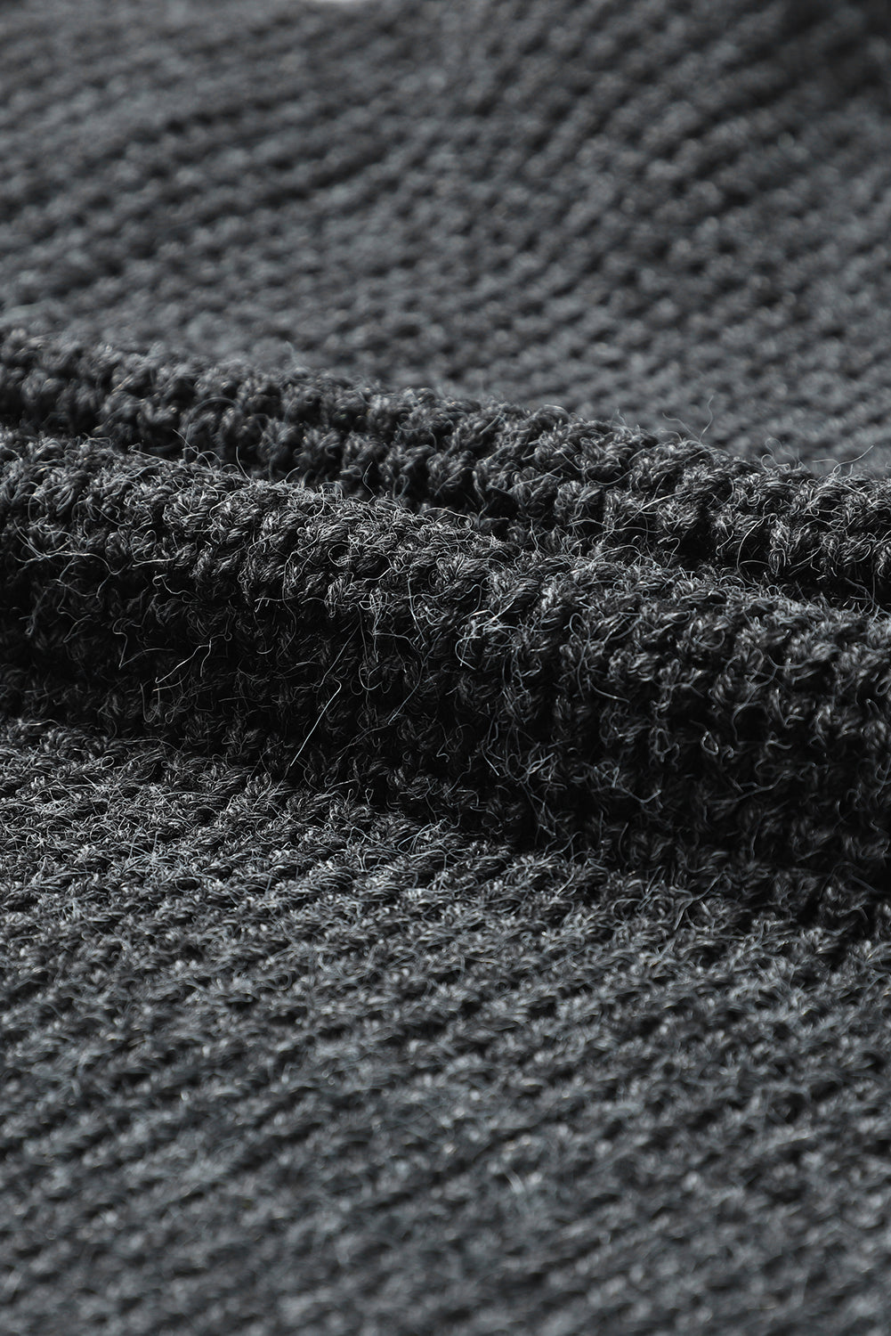 Cardigan gris à carreaux et bordure contrastée ouvert sur le devant