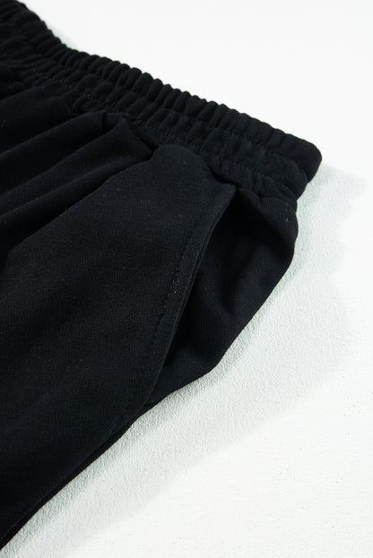 Conjunto de duas peças com top preto e calça larga