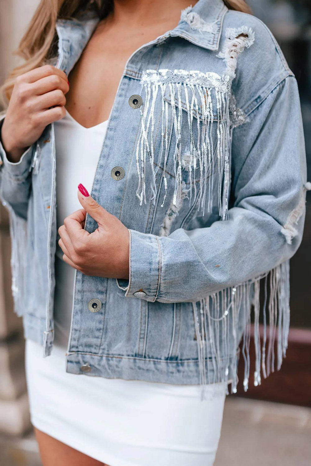 Veste en jean effet vieilli à franges ornées de sequins bleu ciel