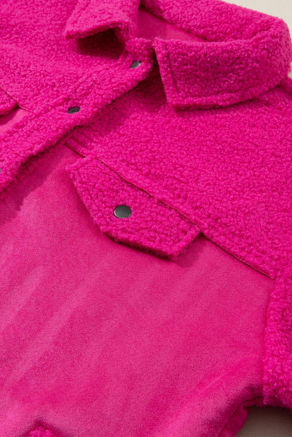 Veste boutonnée patchwork sherpa en faux suède rose vif