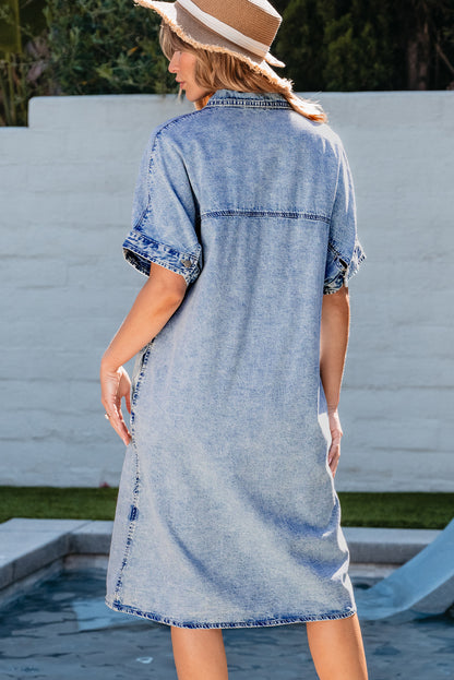 Robe chemise en chambray bleu clair à manches courtes et à lavage moyen