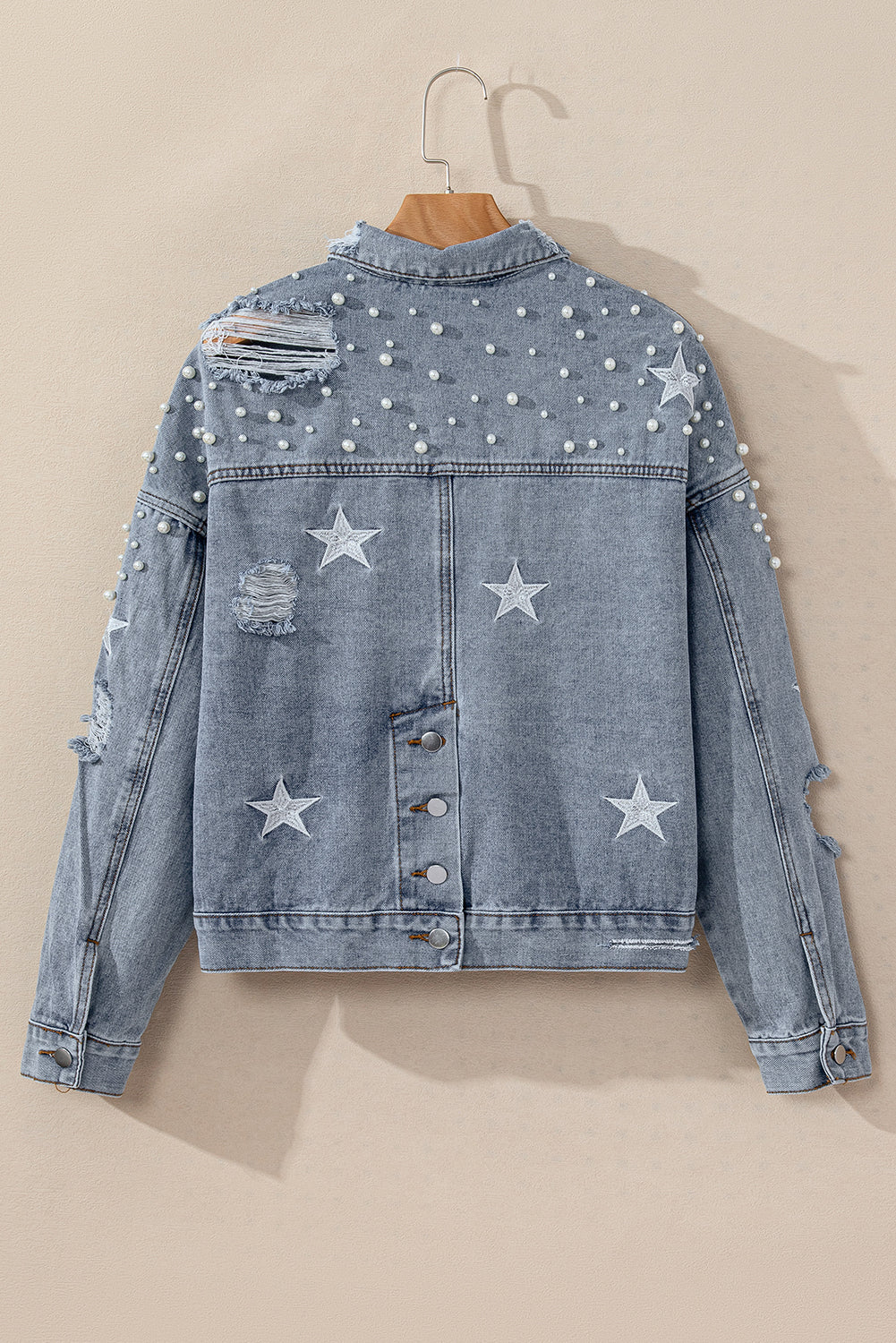 Veste en jean courte bleu ciel effet vieilli avec perles et étoiles