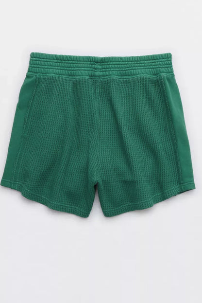 Conjunto de jaqueta e shorts de malha waffle verde enegrecido com capuz