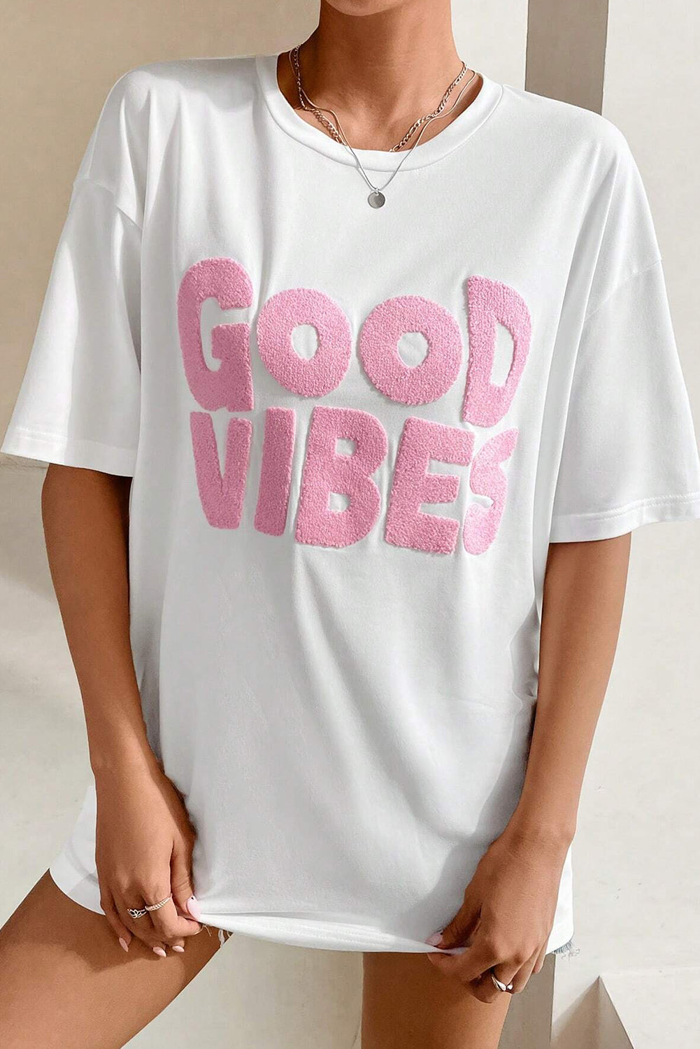 T-shirt blanc à col rond brodé en chenille GOOD VIBES