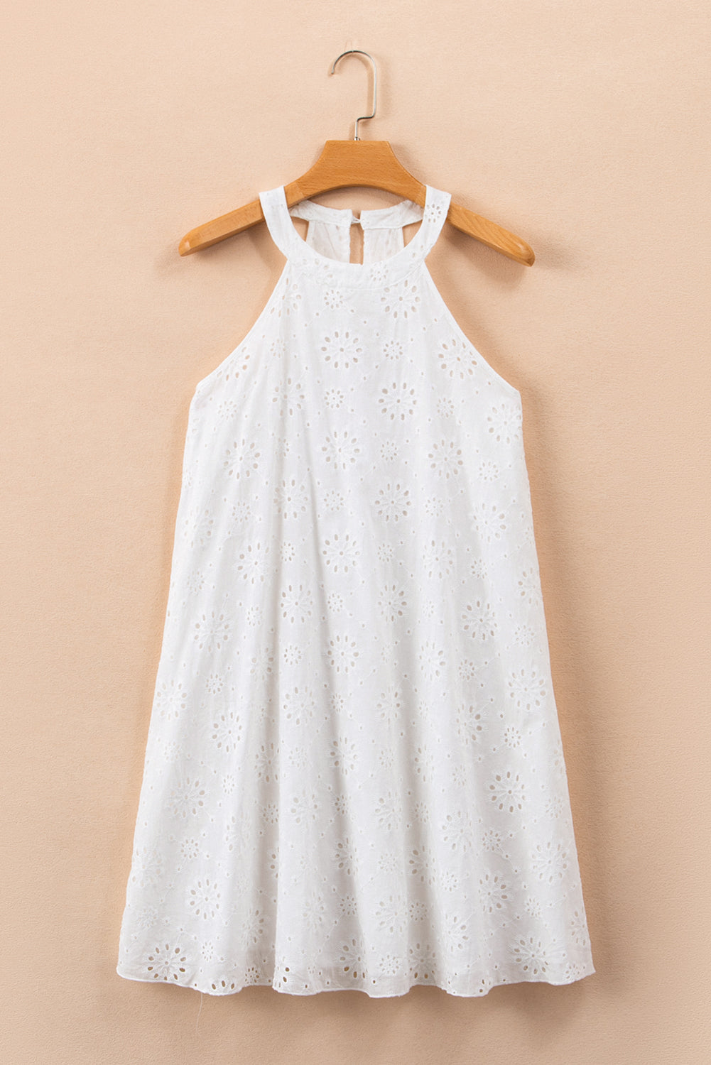 Robe blanche sans manches à col licou et motif à œillets style Boho