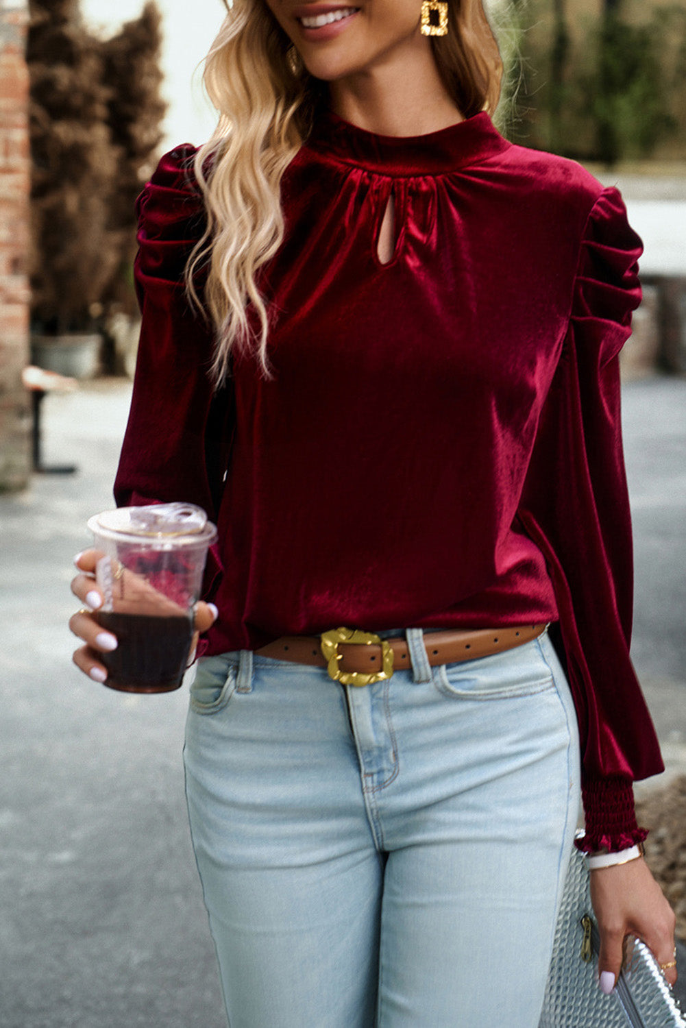 Blusa de veludo com manga bufante e gola redonda em flor de pêssego