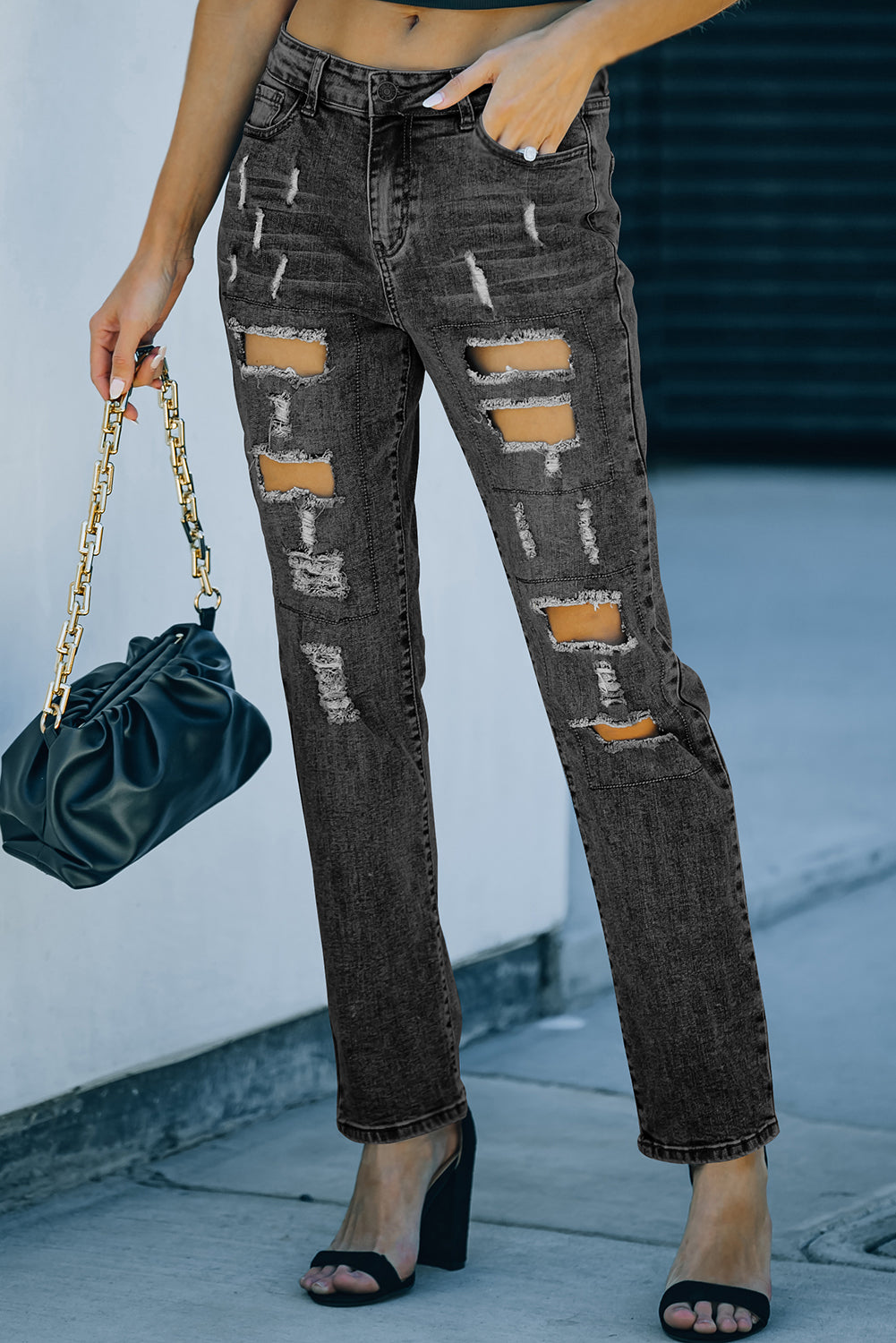 Jeans desgastados com bolsos abotoados cinza