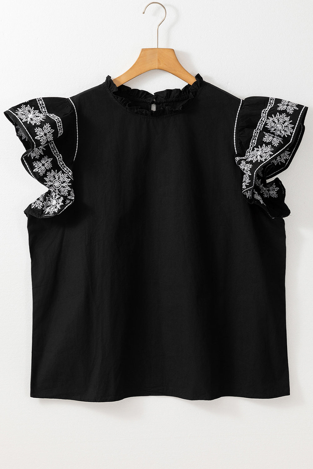 Blouse noire brodée à manches volantées et col à volants