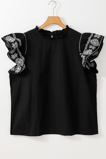 Blouse noire brodée à manches volantées et col à volants