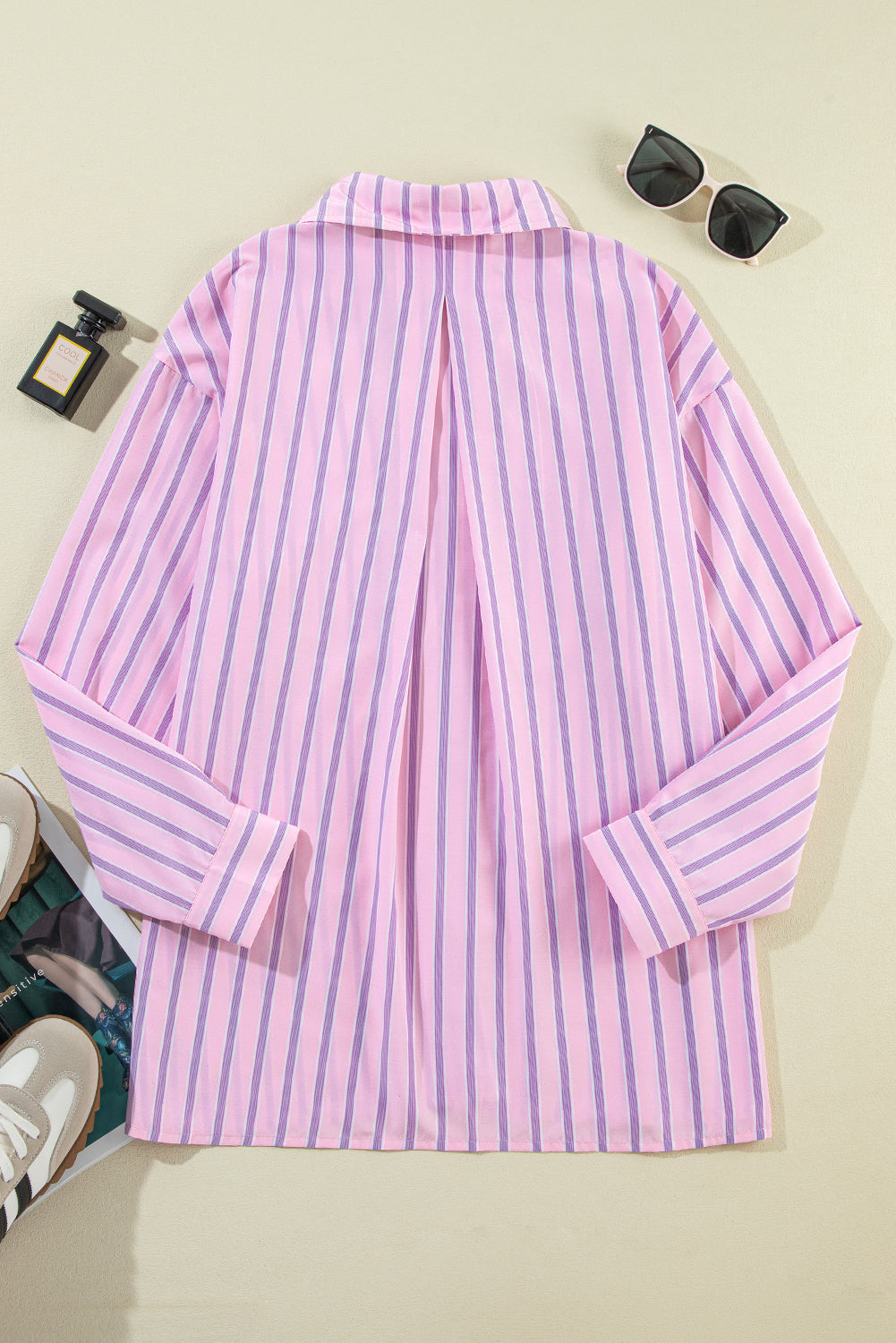 Camisa casual listrada rosa com bolso no peito