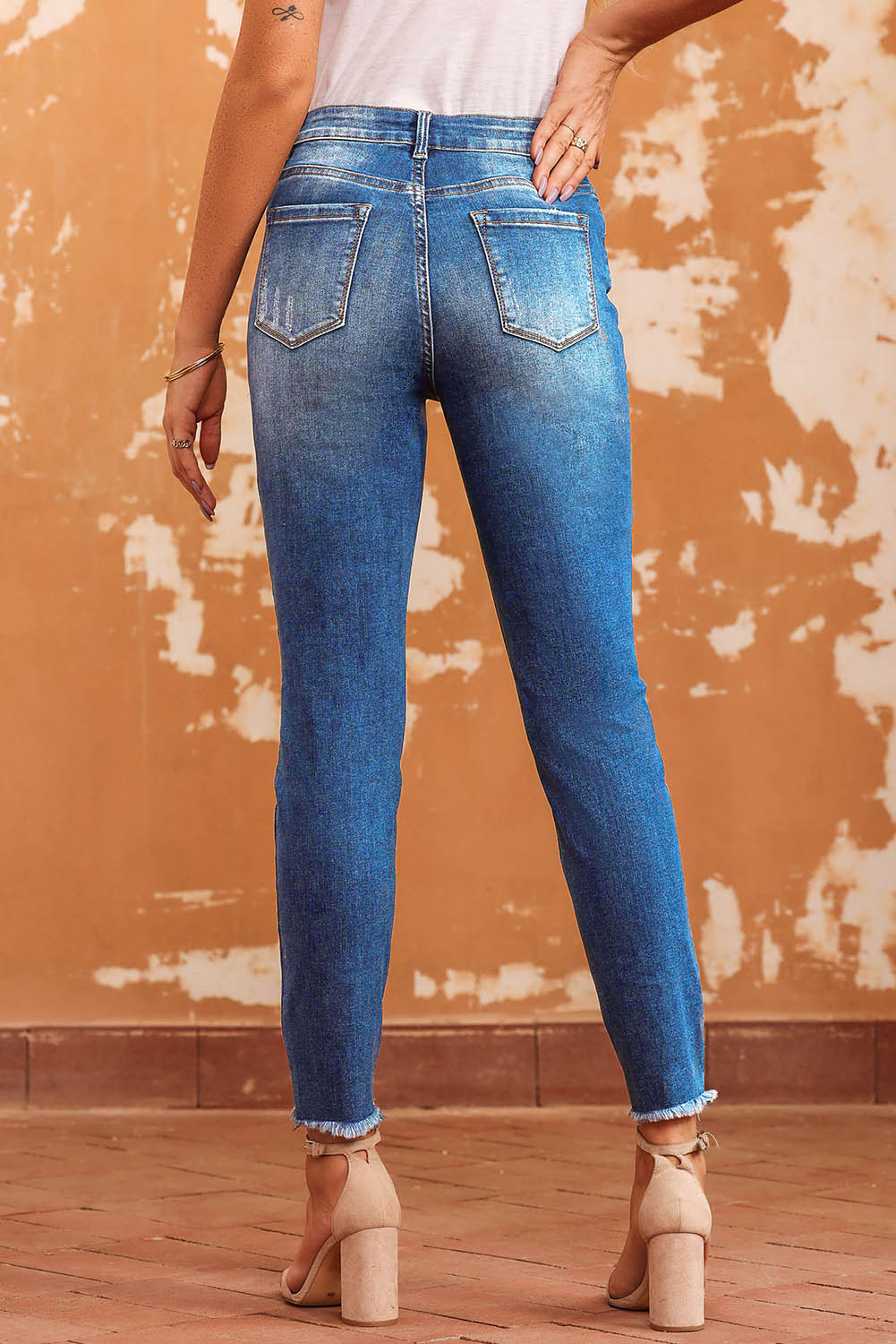 Jeans skinny azul com bainha crua até o tornozelo