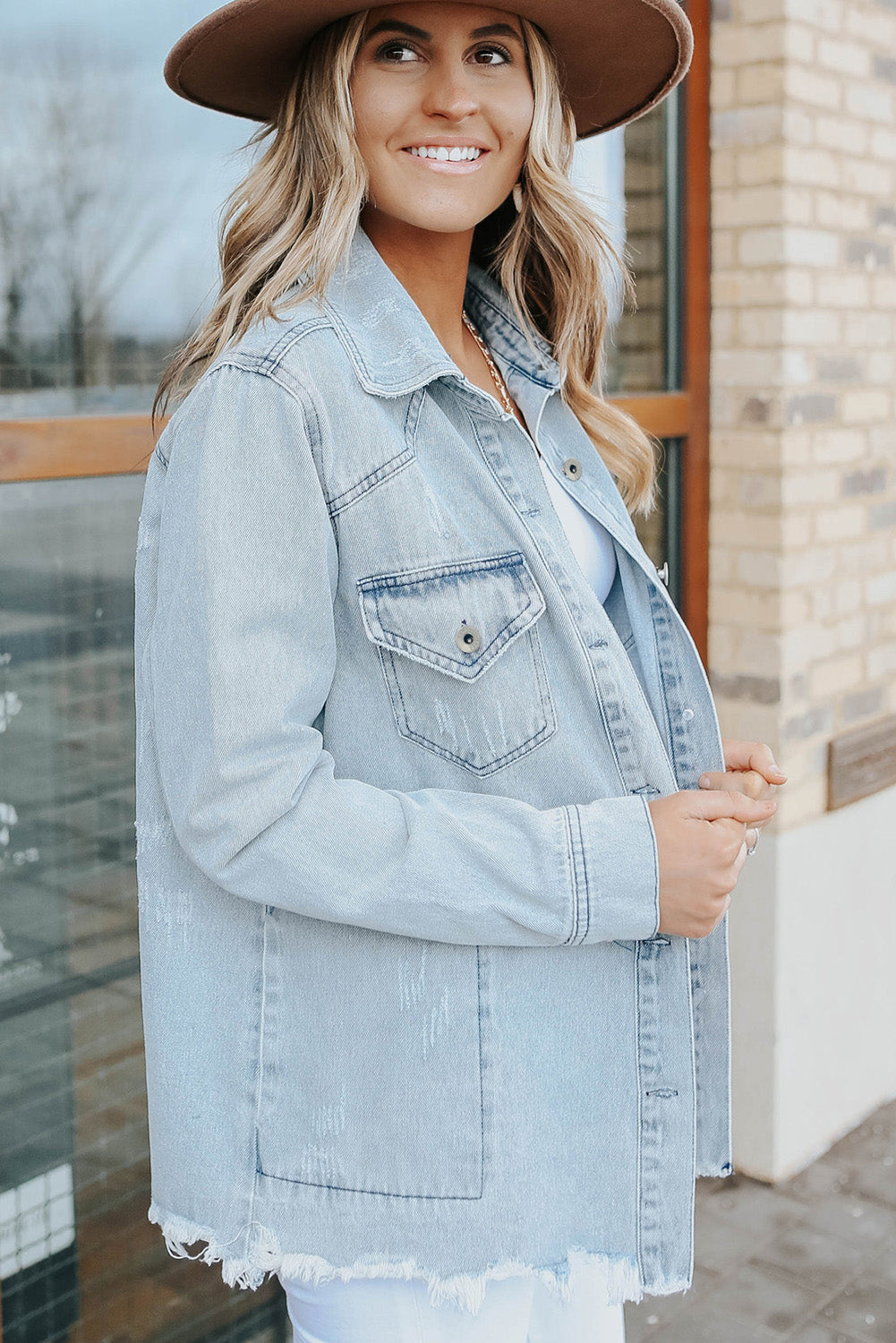 Jaqueta jeans com aba crua abotoada com bolso azul celeste