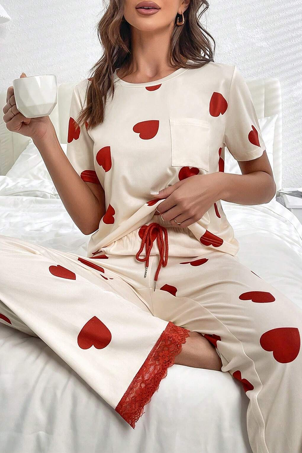 Ensemble pyjama blanc avec t-shirt et pantalon à imprimé cœur et ourlet en dentelle pour la Saint-Valentin