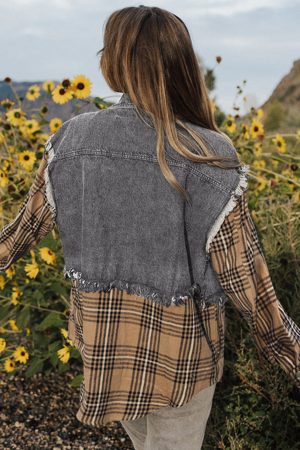 Veste en jean gris moyen avec poche à rabat et patch à carreaux effet vieilli