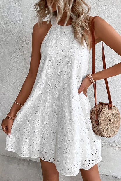 Robe blanche sans manches à col licou et motif à œillets style Boho