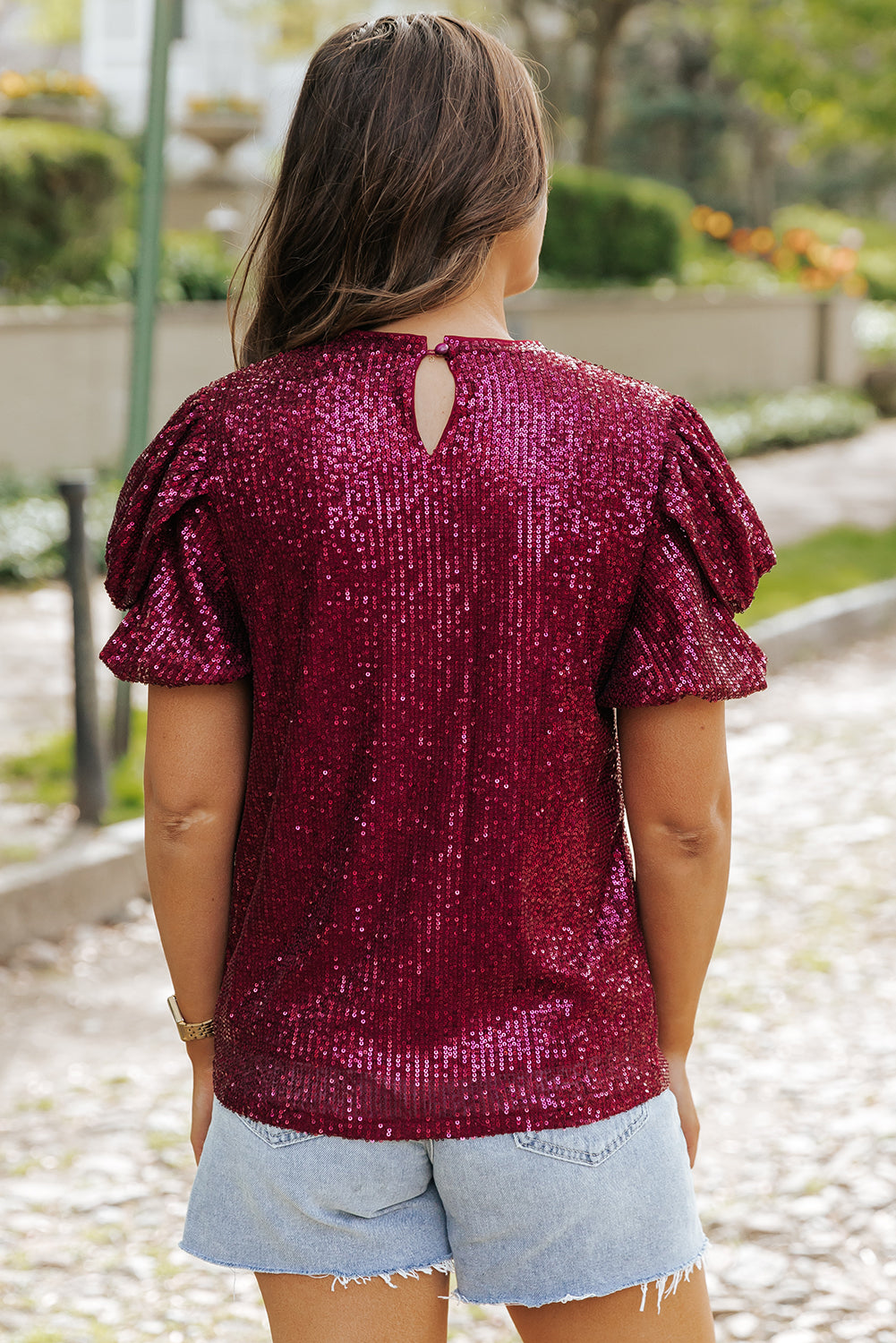 Chemisier bordeaux à manches courtes et sequins scintillants