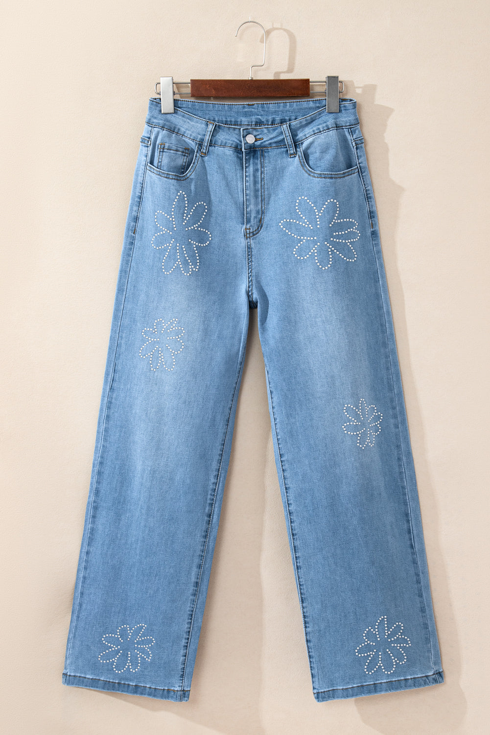 Jeans de perna larga com decoração floral azul claro com strass e cintura alta