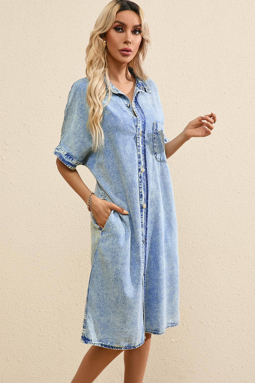 Robe chemise en chambray bleu clair à manches courtes et à lavage moyen