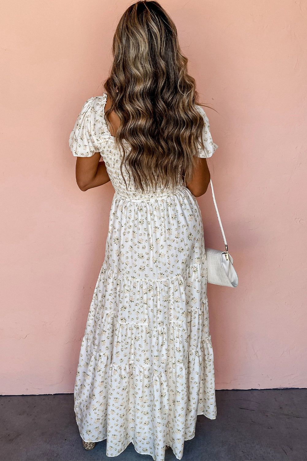 Robe longue blanche à volants et corsage froncé à plusieurs niveaux et fleurs