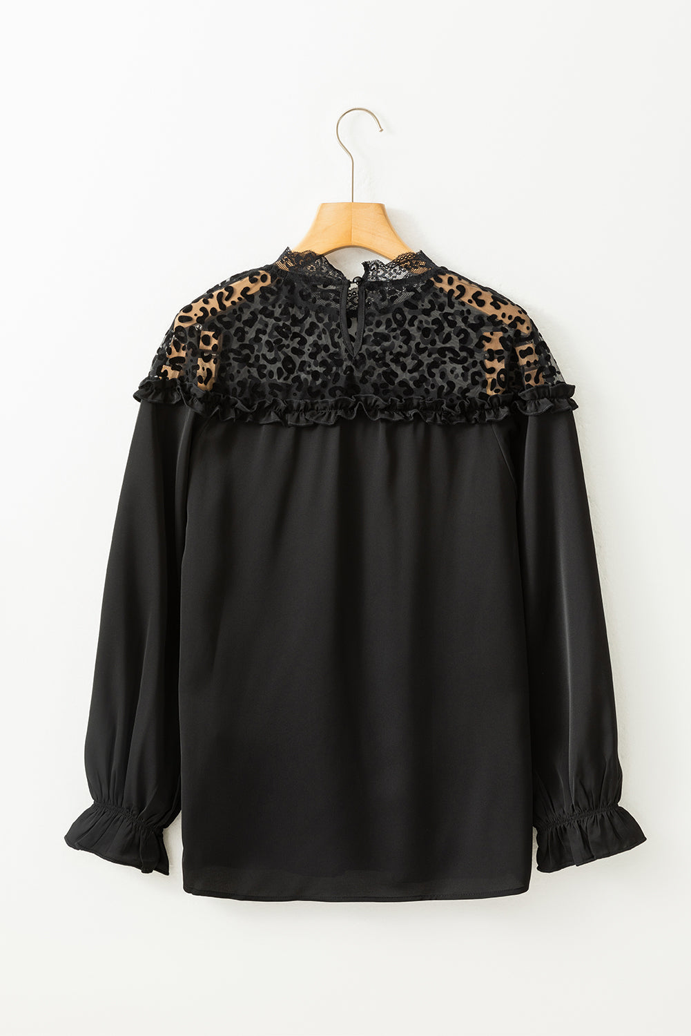 Blusa preta de manga comprida com babados em malha leopardo