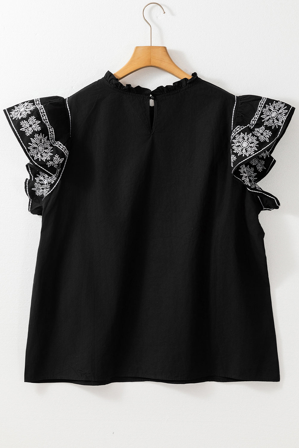 Blouse noire brodée à manches volantées et col à volants