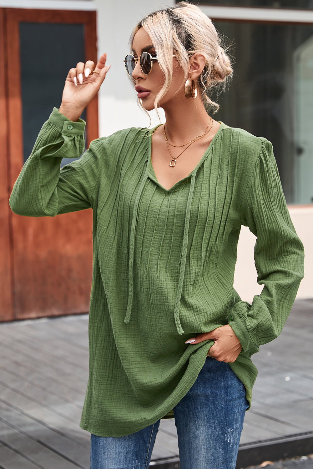 Top solto texturizado casual verde plissado com decote em V