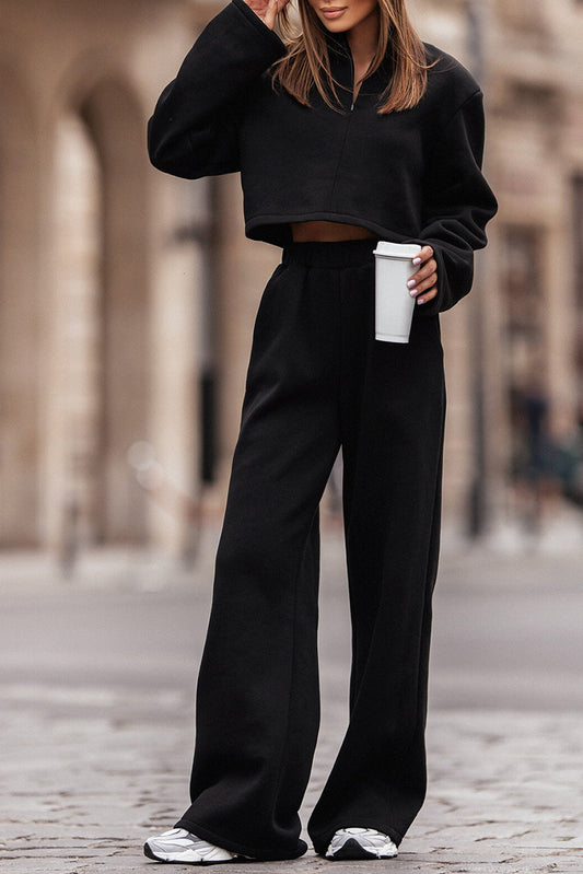 Conjunto de top preto com gola com zíper e calça larga