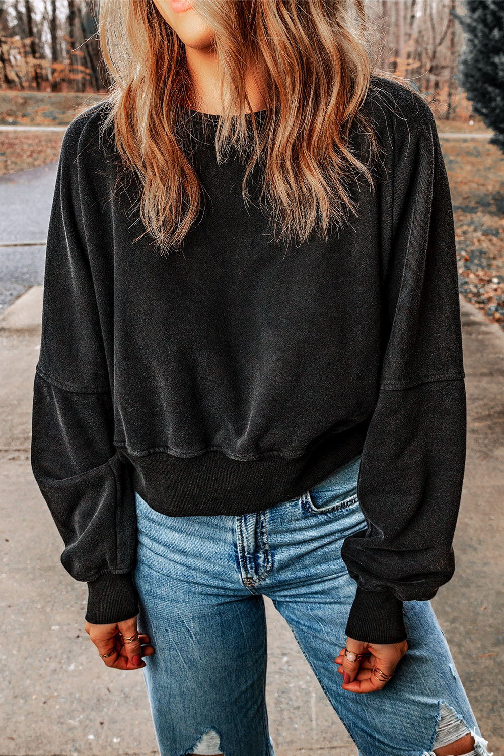 Sweat-shirt noir en forme de V à dos ouvert et délavé à l'acide