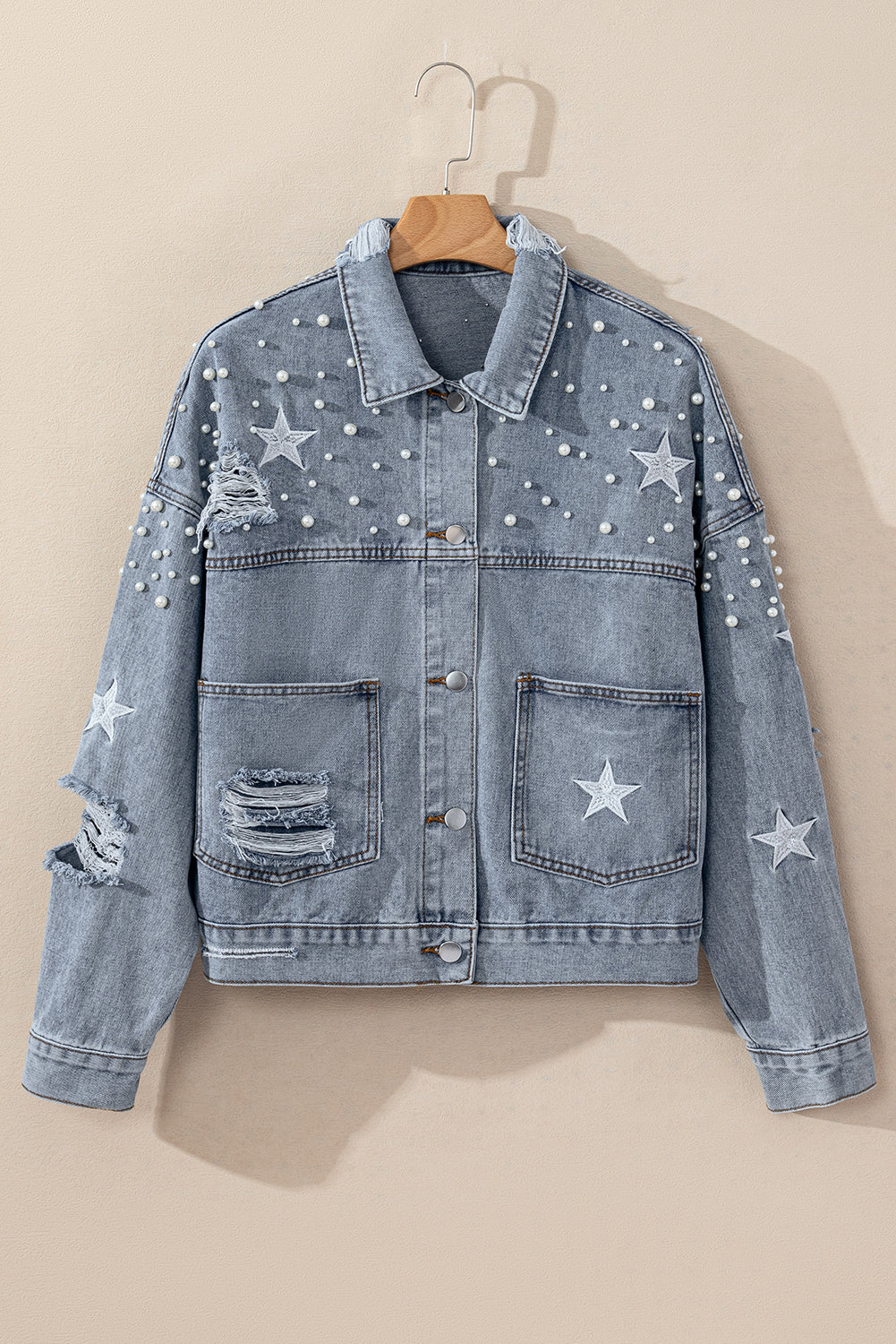 Veste en jean courte bleu ciel effet vieilli avec perles et étoiles