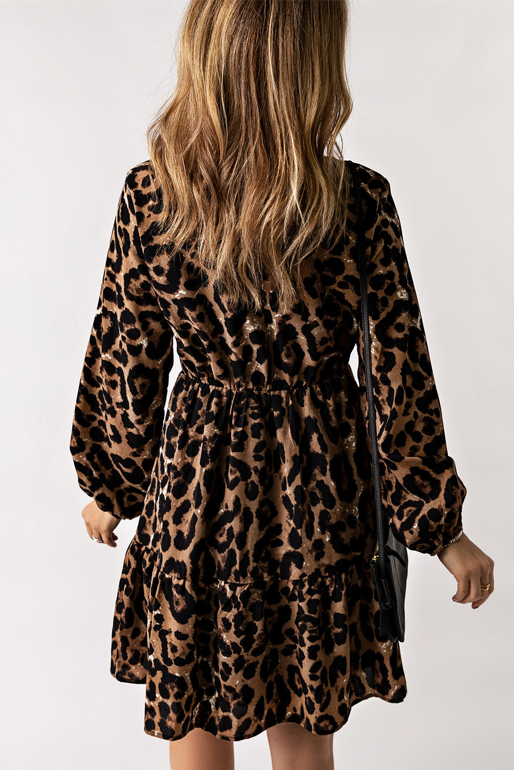 Mini vestido leopardo com babados e punho elástico