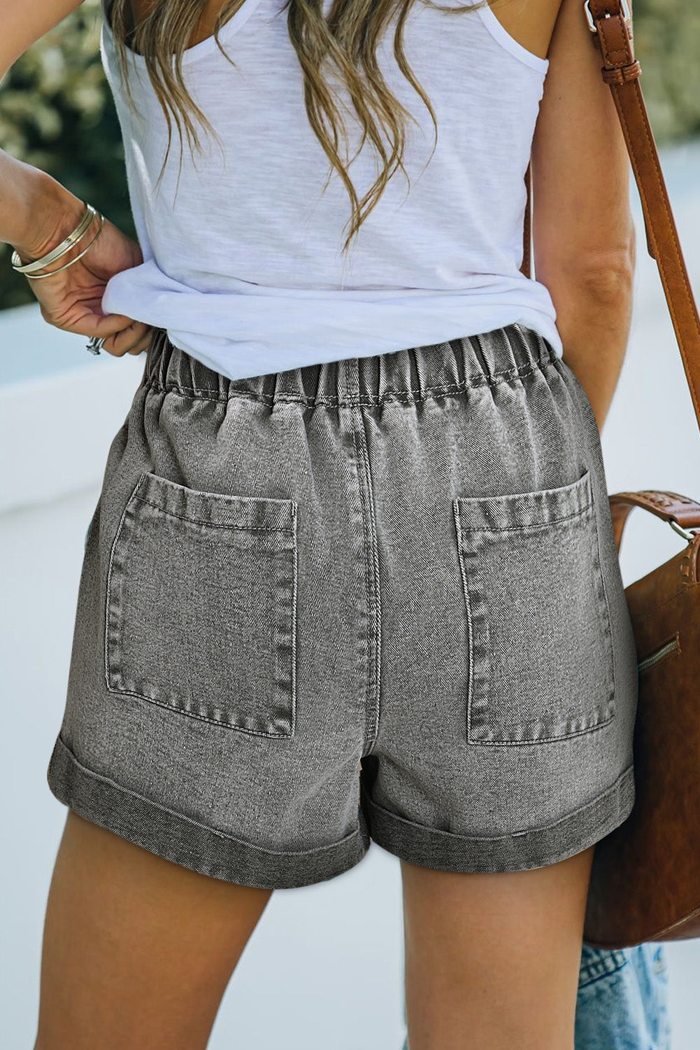 Shorts jeans cinza com bolso e cordão de cintura alta