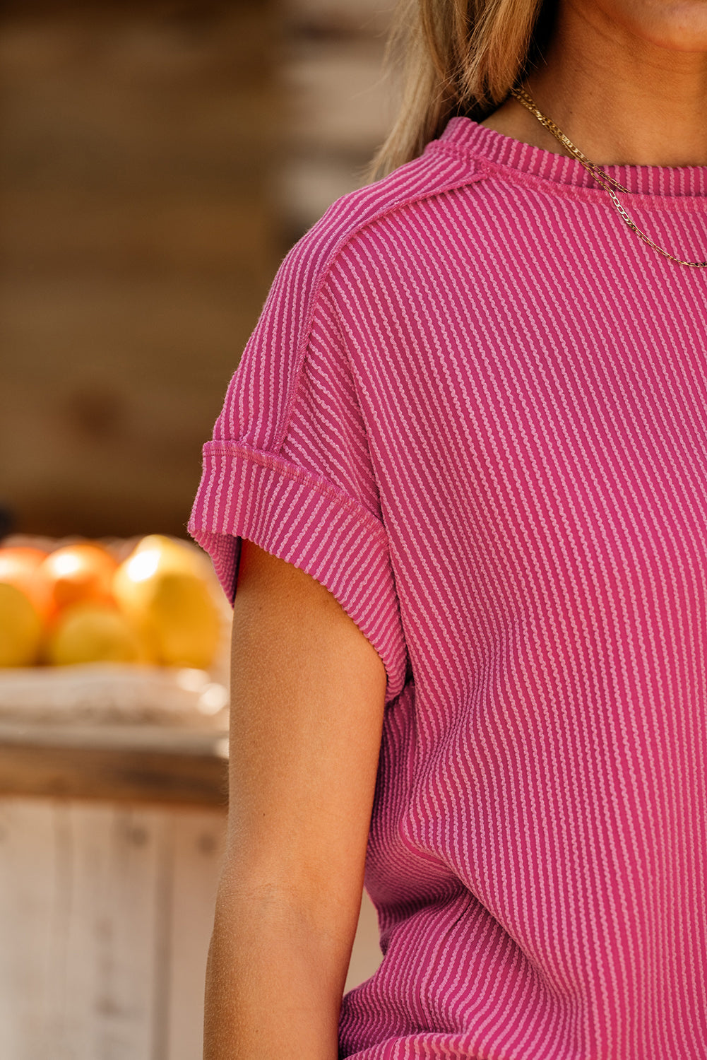 Camiseta de malha texturizada rosa vermelha com costura exposta