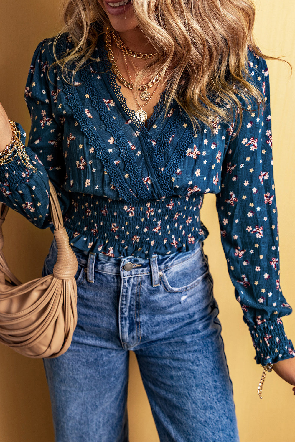 Blusa de manga comprida floral com acabamento em renda azul e decote em V