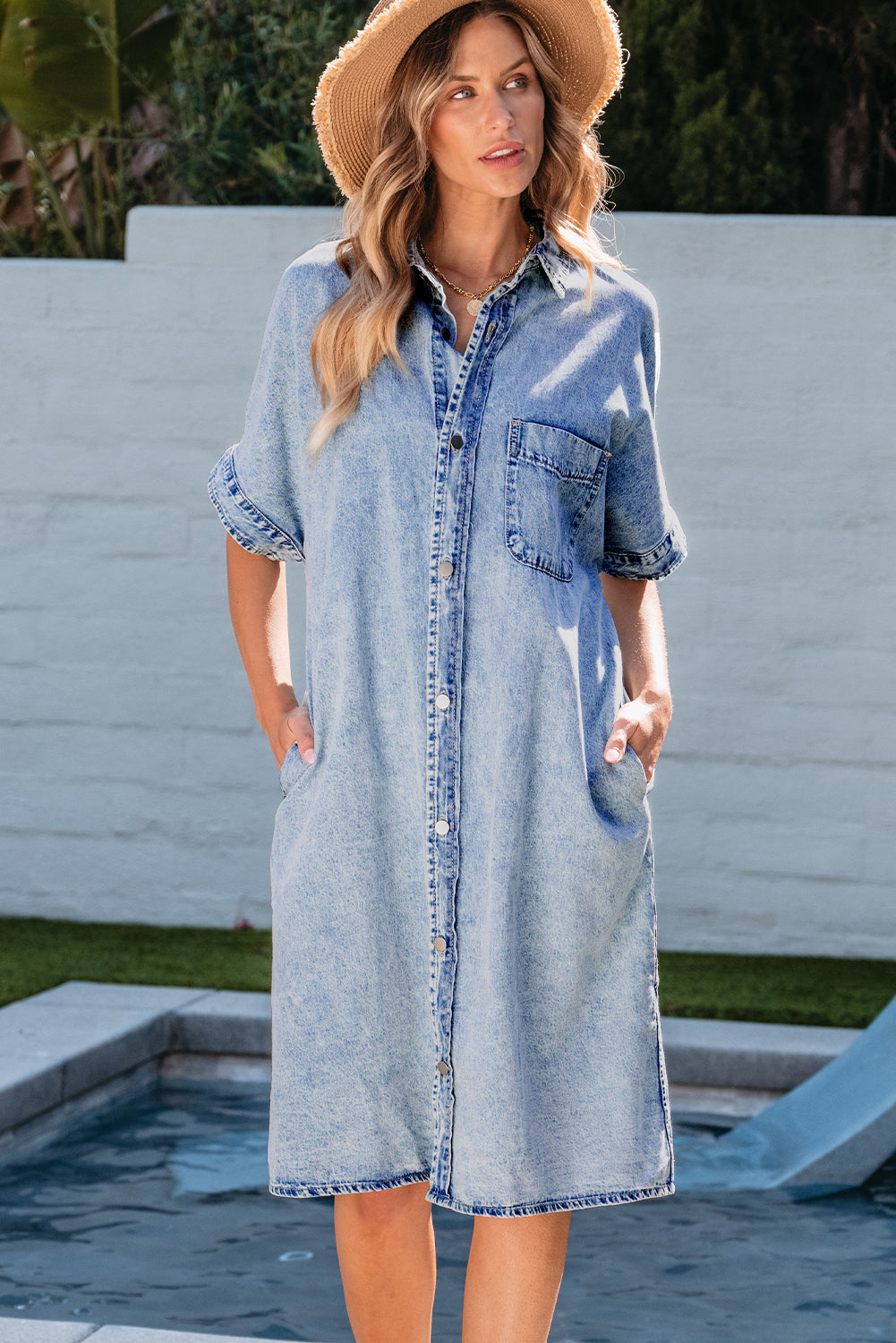 Robe chemise en chambray bleu clair à manches courtes et à lavage moyen