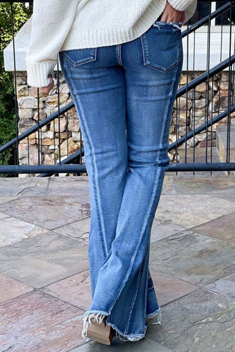 Jeans flare azul claro com lavagem ácida e bainha crua