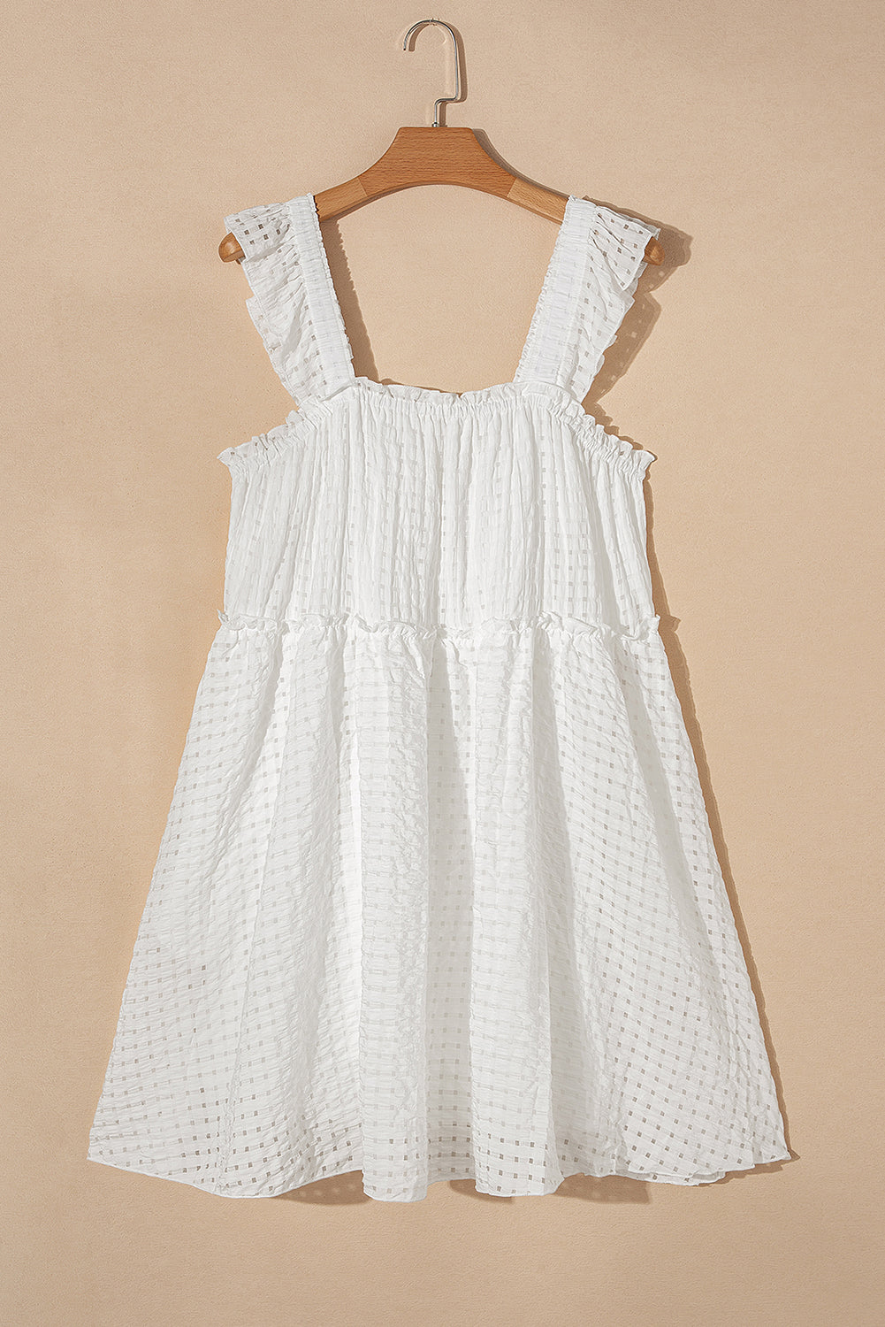 Robe fluide sans manches à carreaux blancs et bretelles à volants