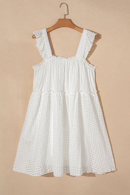 Robe fluide sans manches à carreaux blancs et bretelles à volants